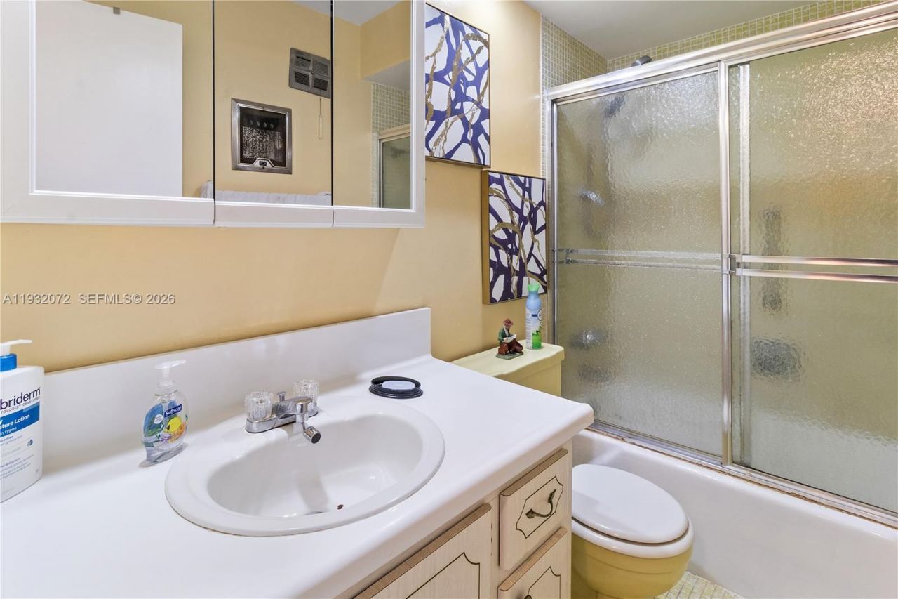 450 Paradise Isle Blvd, Unit 302, Hallandale Beach, FL 33009 Photo