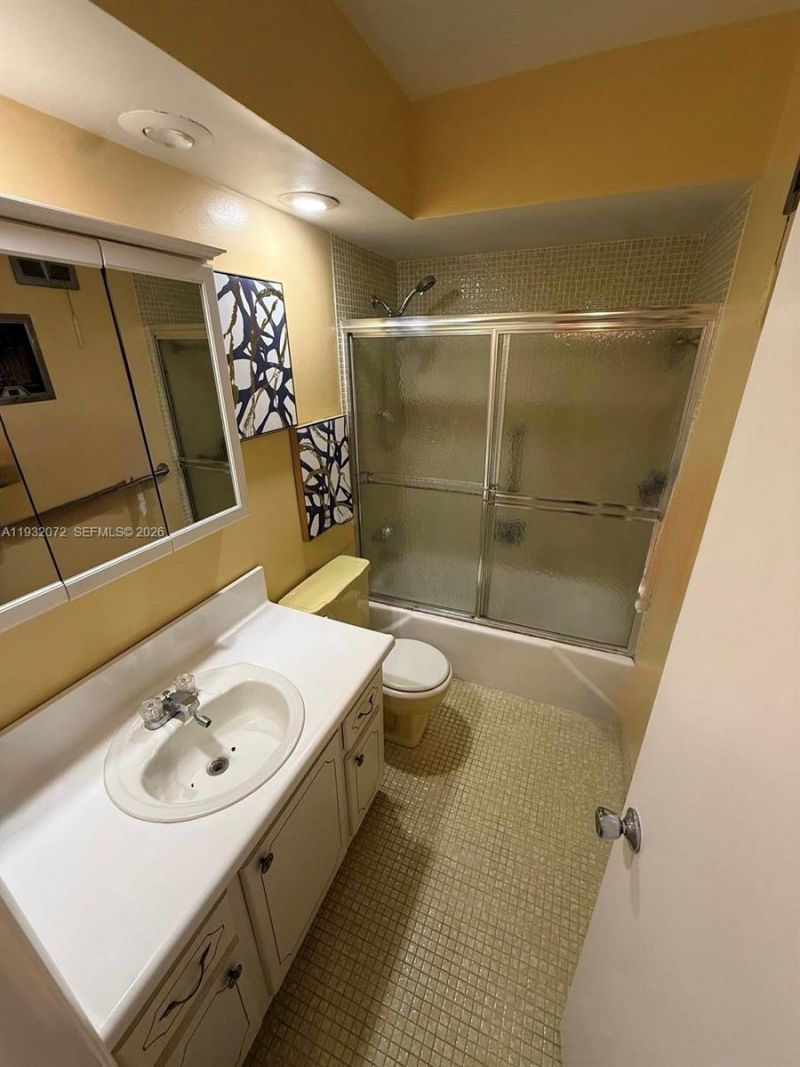 450 Paradise Isle Blvd, Unit 302, Hallandale Beach, FL 33009 Photo