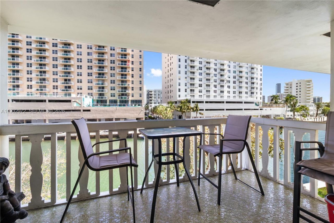 450 Paradise Isle Blvd, Unit 302, Hallandale Beach, FL 33009 Photo