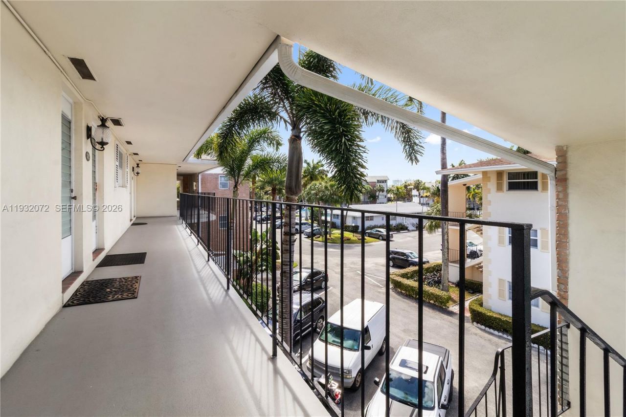 450 Paradise Isle Blvd, Unit 302, Hallandale Beach, FL 33009 Photo
