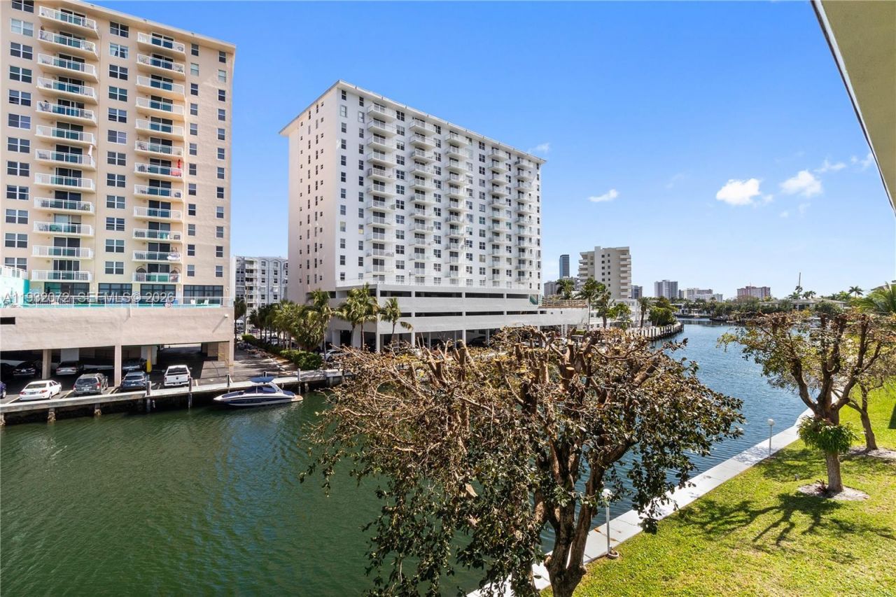 450 Paradise Isle Blvd, Unit 302, Hallandale Beach, FL 33009 Photo