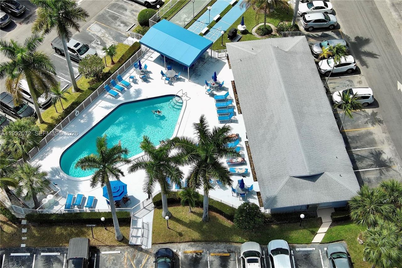 450 Paradise Isle Blvd, Unit 302, Hallandale Beach, FL 33009 Photo