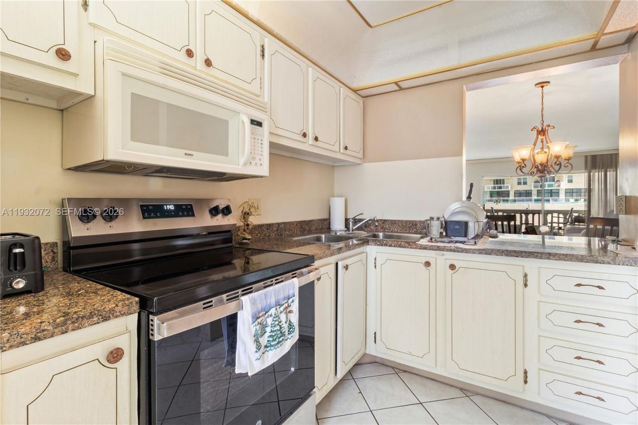 450 Paradise Isle Blvd, Unit 302, Hallandale Beach, FL 33009 Photo