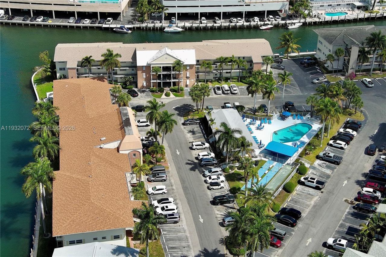 450 Paradise Isle Blvd, Unit 302, Hallandale Beach, FL 33009 Photo