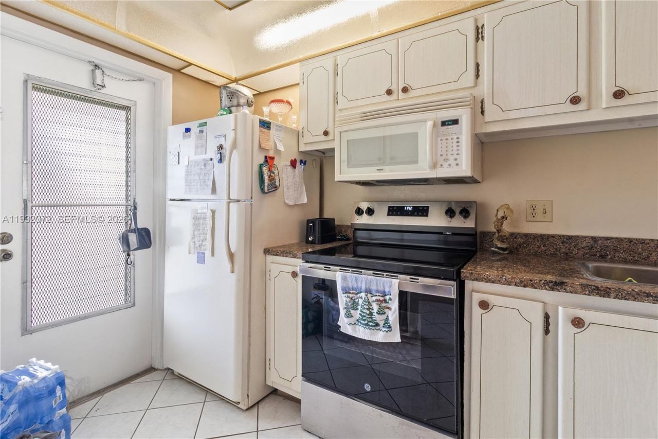 450 Paradise Isle Blvd, Unit 302, Hallandale Beach, FL 33009 Photo