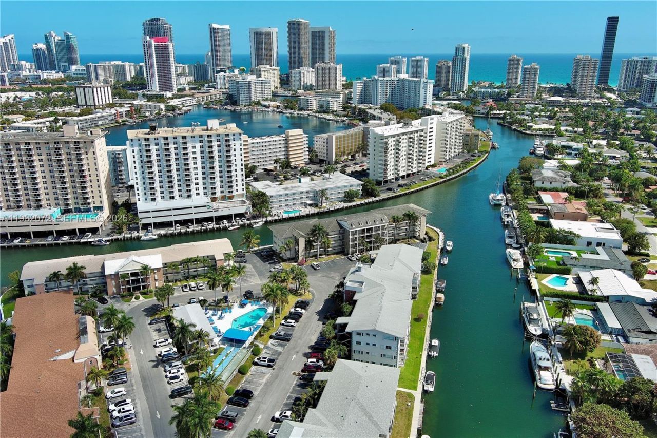 450 Paradise Isle Blvd, Unit 302, Hallandale Beach, FL 33009 Photo