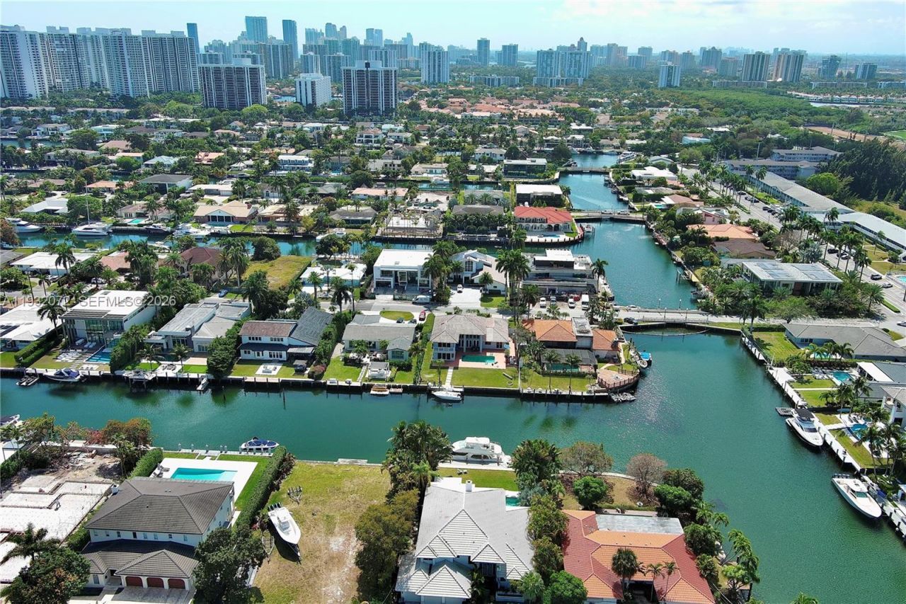 450 Paradise Isle Blvd, Unit 302, Hallandale Beach, FL 33009 Photo