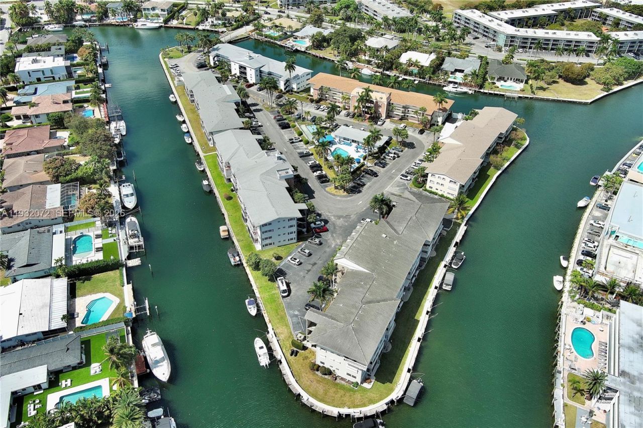 450 Paradise Isle Blvd, Unit 302, Hallandale Beach, FL 33009 Photo