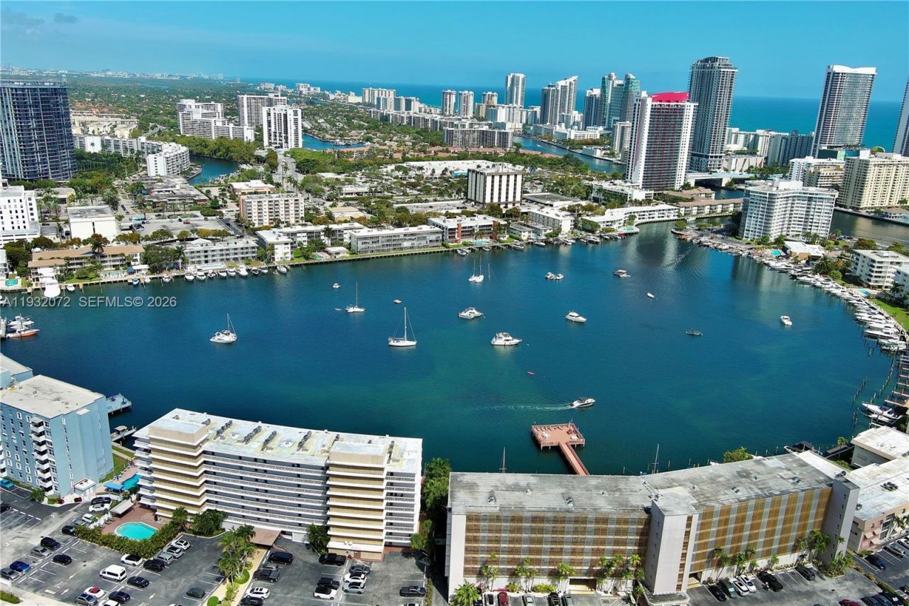 450 Paradise Isle Blvd, Unit 302, Hallandale Beach, FL 33009 Photo
