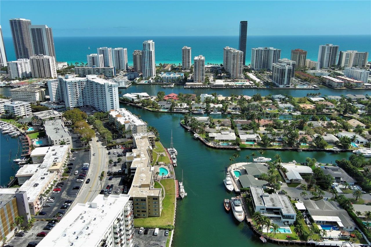 450 Paradise Isle Blvd, Unit 302, Hallandale Beach, FL 33009 Photo