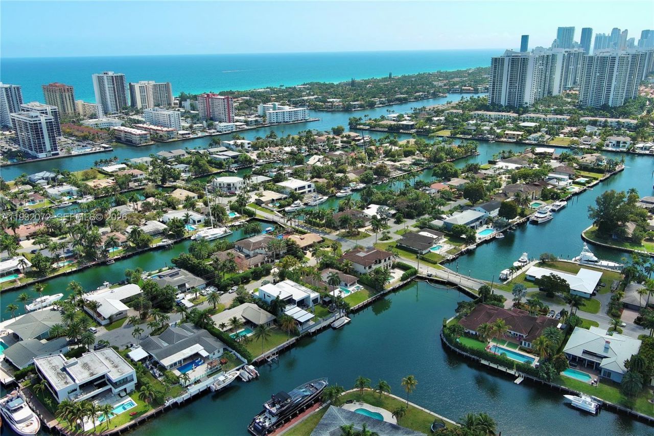 450 Paradise Isle Blvd, Unit 302, Hallandale Beach, FL 33009 Photo