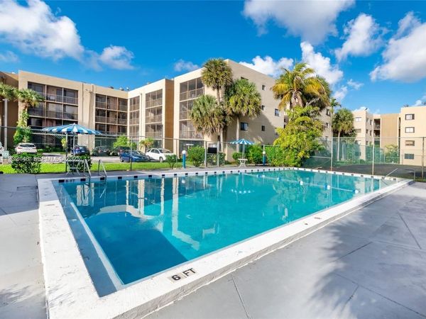 8625 NW 8th St, Unit 401, Miami, FL 33126