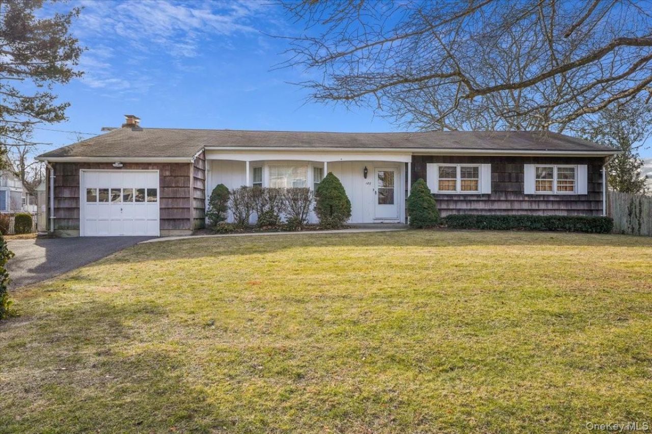 182 Connetquot Drive, Oakdale, NY 11769 Main Photo