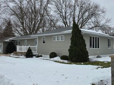 313 3rd Avenue N, Emmons, MN 56029