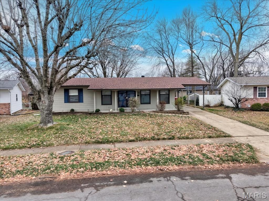 2180 N Pointe Lane, Florissant, MO 63031 Main Photo