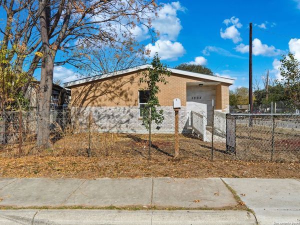 1203 Saltillo, San Antonio, TX 78207
