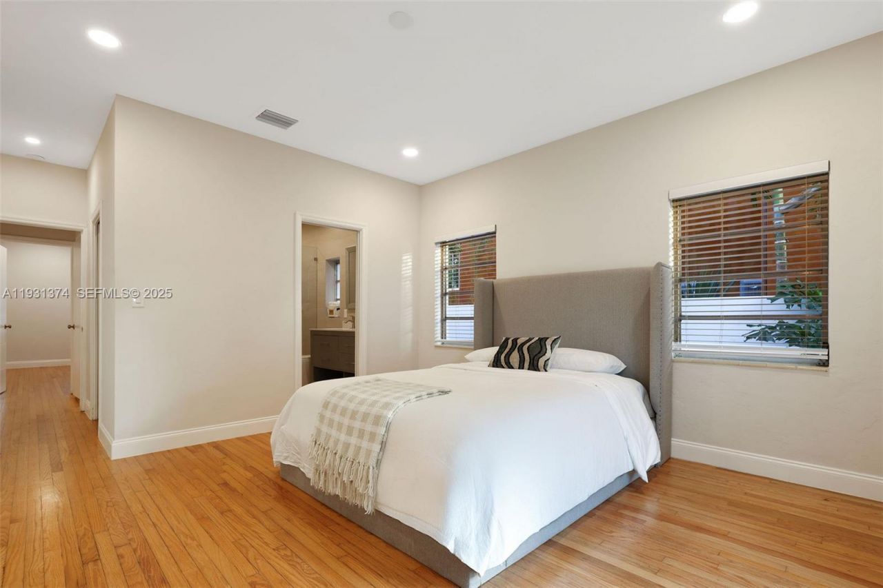 3760 Royal Palm Ave, Miami Beach, FL 33140 Photo