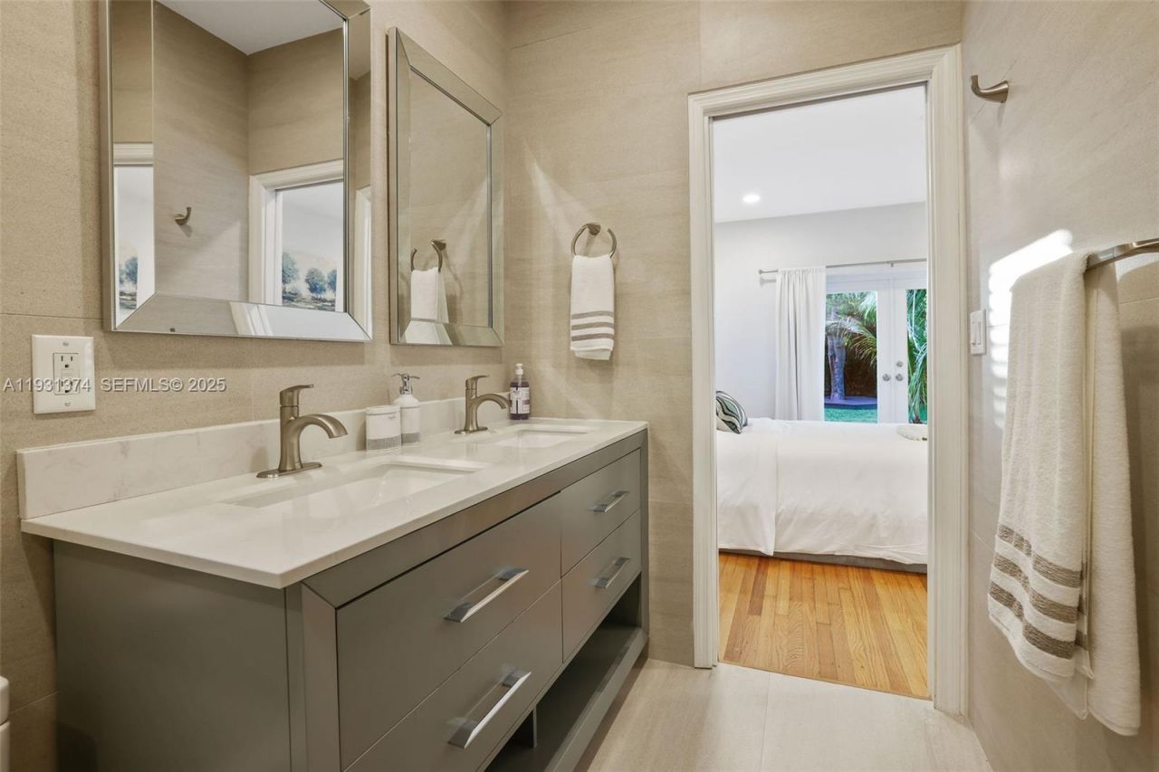 3760 Royal Palm Ave, Miami Beach, FL 33140 Photo