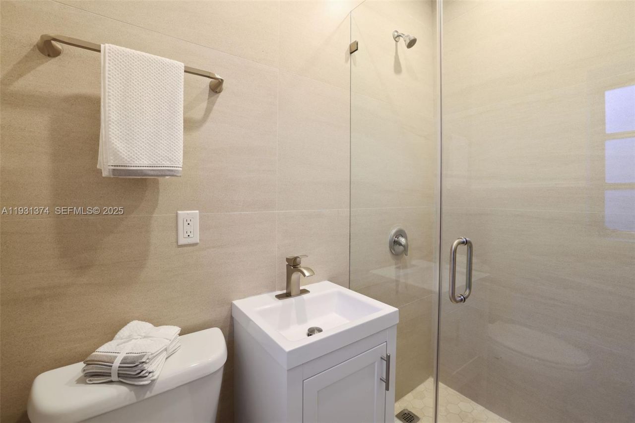 3760 Royal Palm Ave, Miami Beach, FL 33140 Photo