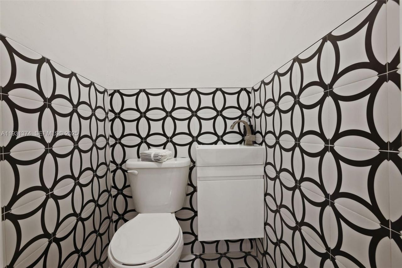 3760 Royal Palm Ave, Miami Beach, FL 33140 Photo