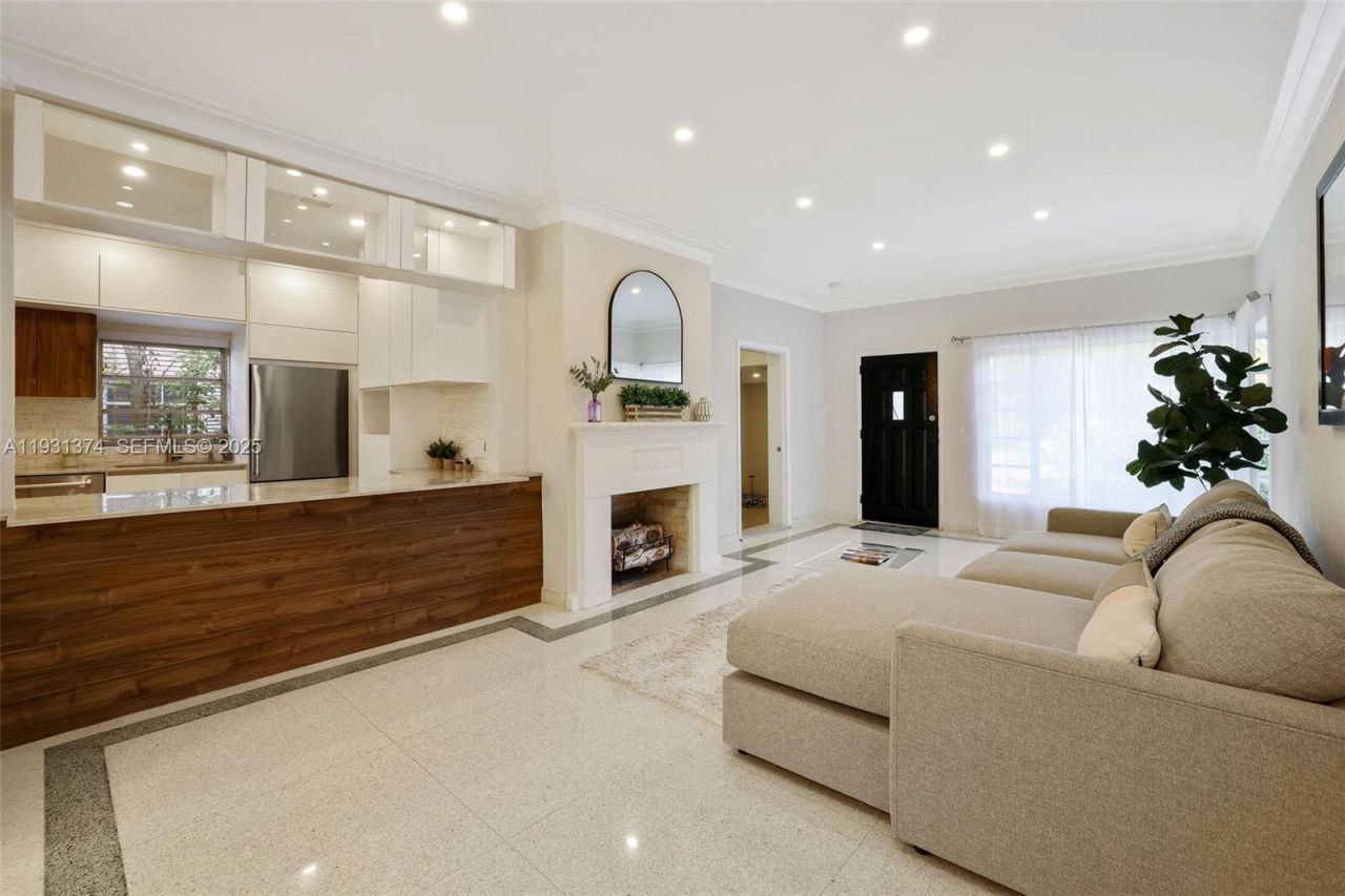 3760 Royal Palm Ave, Miami Beach, FL 33140 Photo