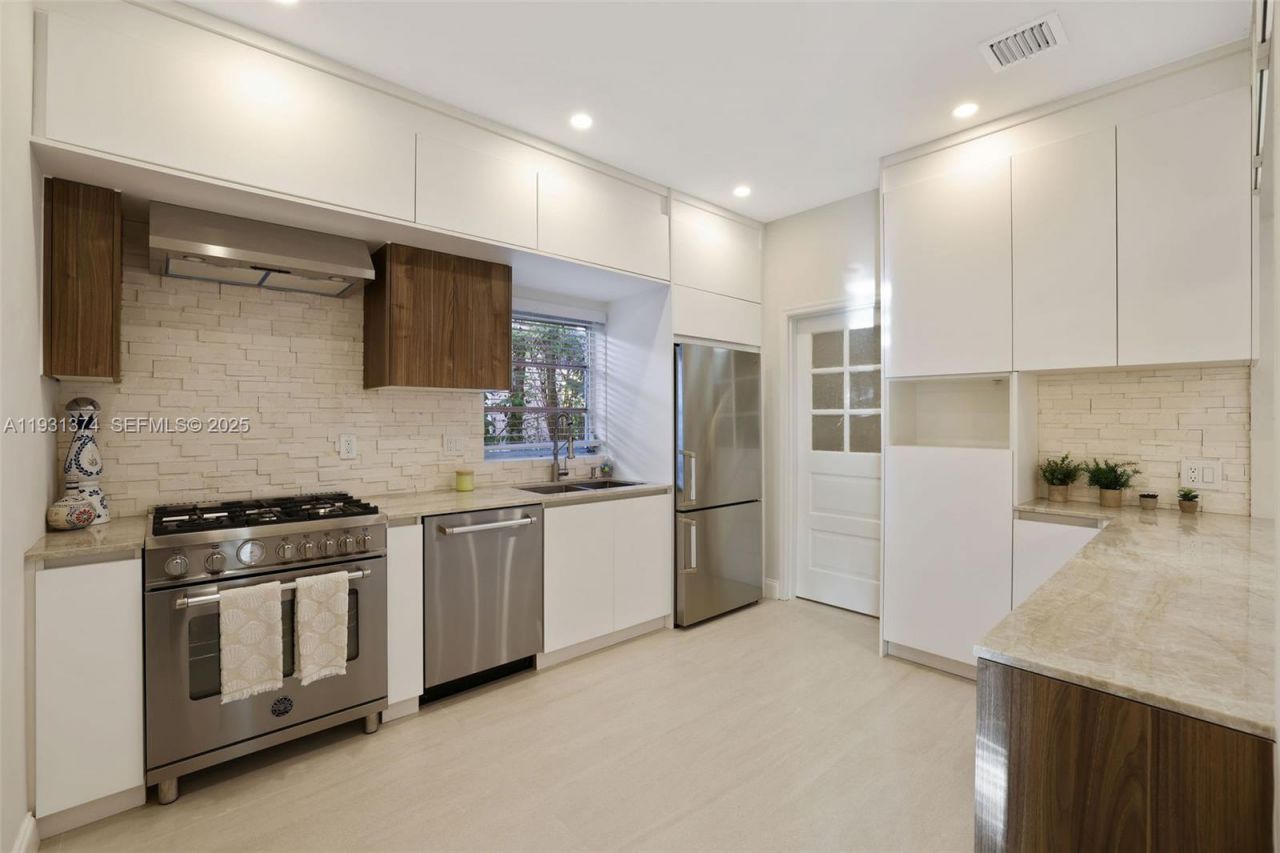 3760 Royal Palm Ave, Miami Beach, FL 33140 Photo