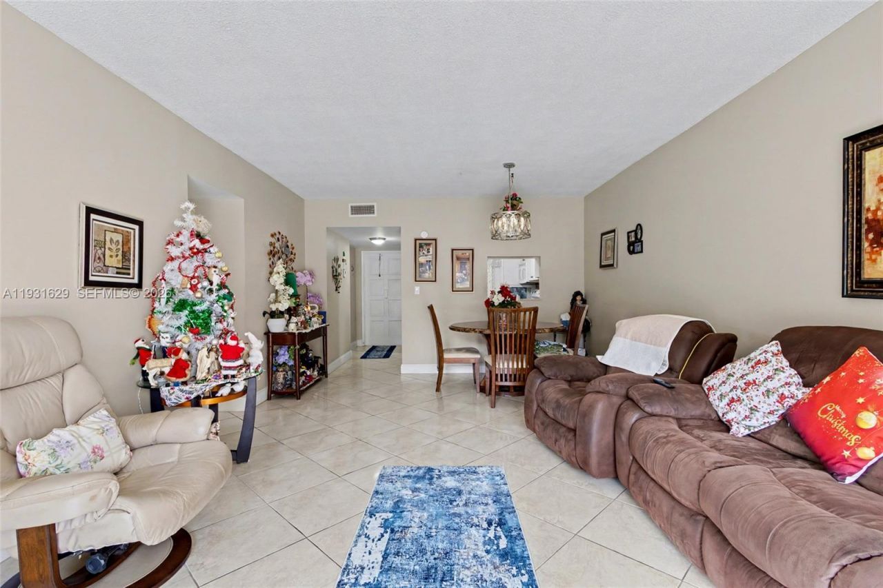 1000 Hillcrest Ct, Unit 214, Hollywood, FL 33021 Photo