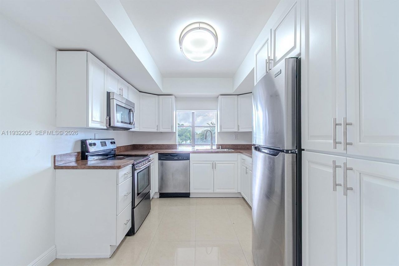 1000 Parkview Dr, Unit 301, Hallandale Beach, FL 33009 Photo