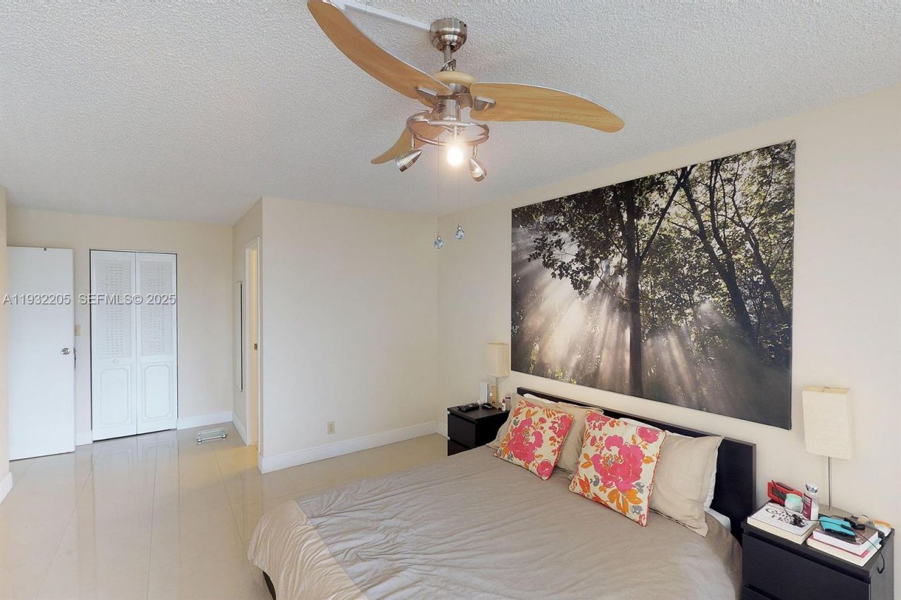 1000 Parkview Dr, Unit 301, Hallandale Beach, FL 33009 Photo