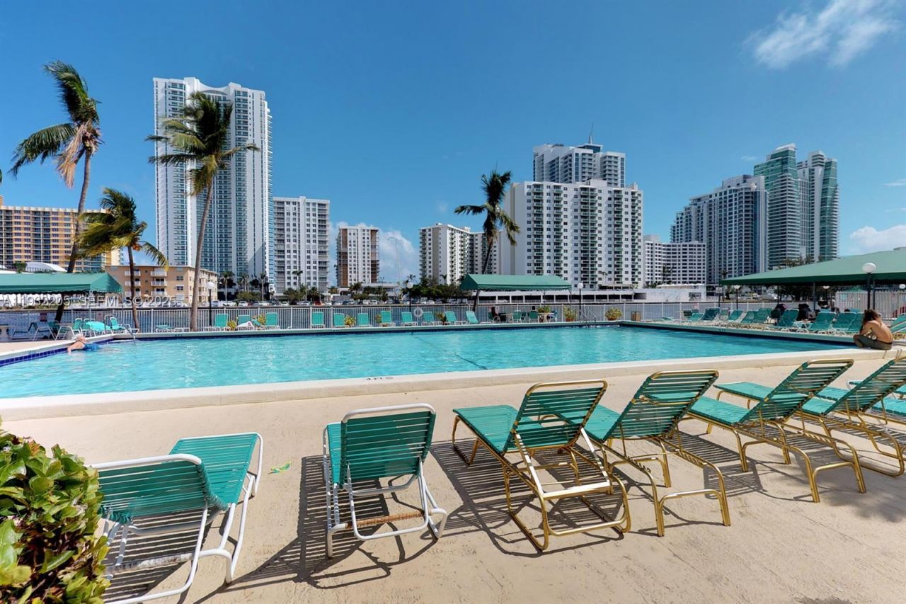 1000 Parkview Dr, Unit 301, Hallandale Beach, FL 33009 Photo