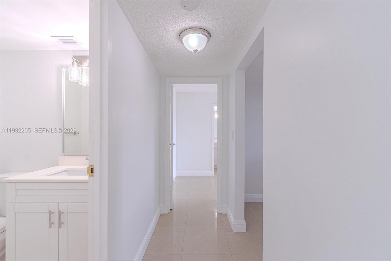 1000 Parkview Dr, Unit 301, Hallandale Beach, FL 33009 Photo