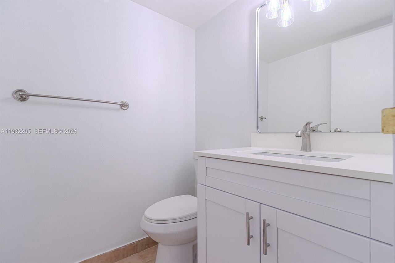 1000 Parkview Dr, Unit 301, Hallandale Beach, FL 33009 Photo