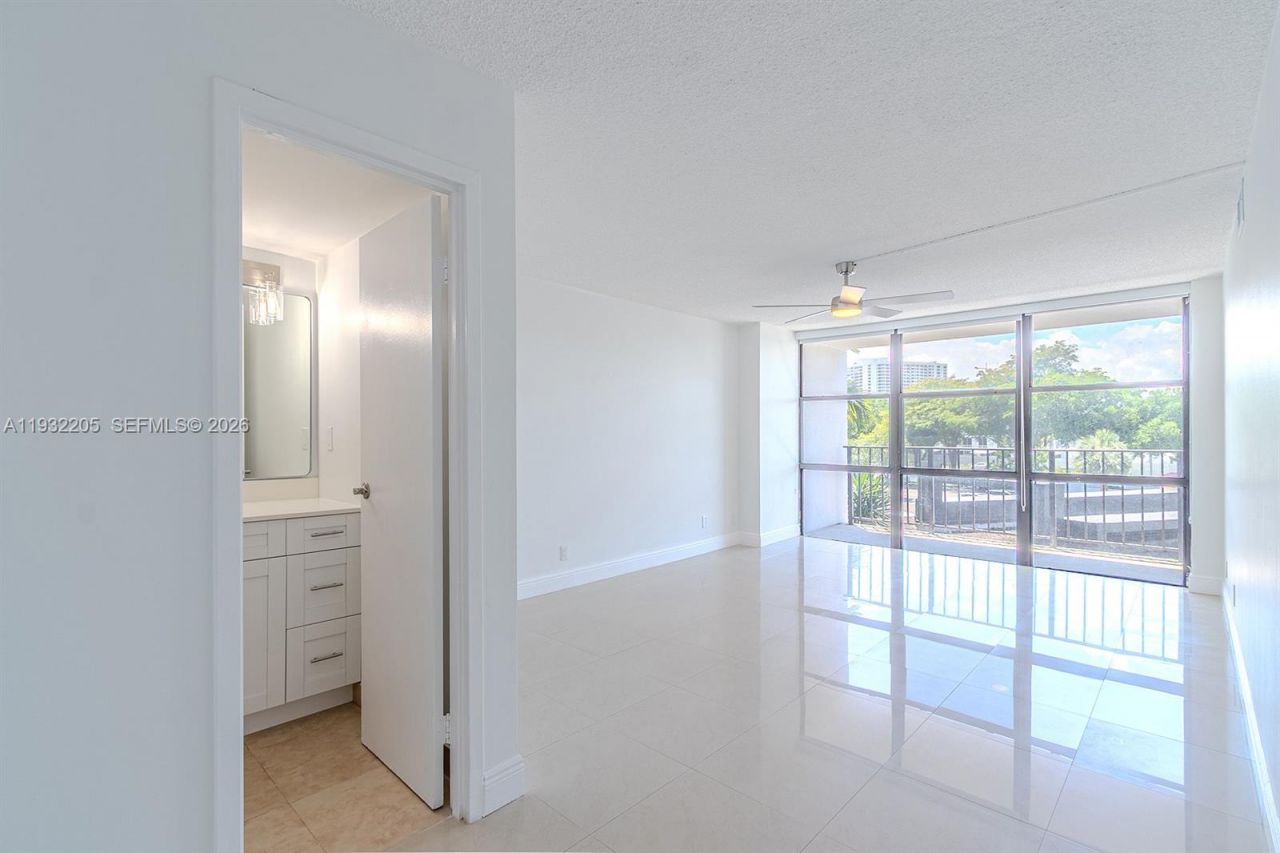 1000 Parkview Dr, Unit 301, Hallandale Beach, FL 33009 Photo