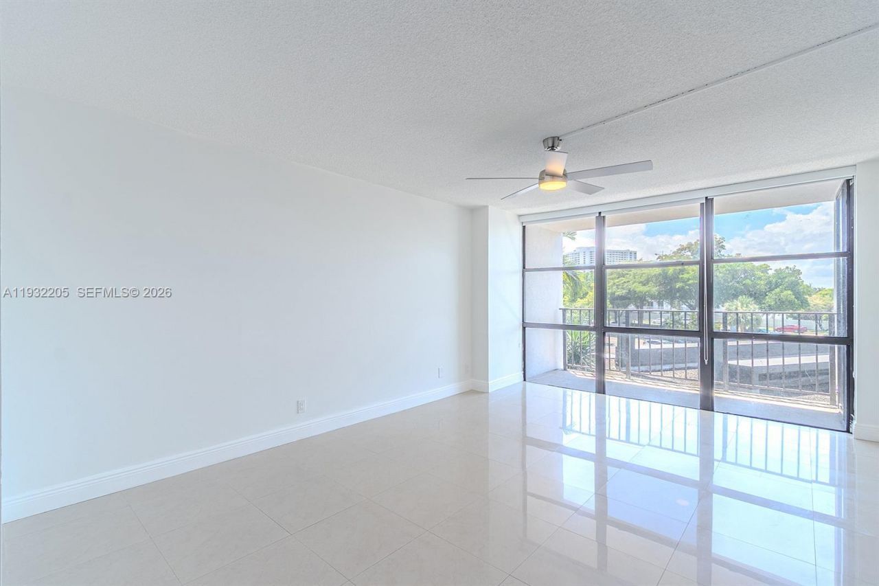 1000 Parkview Dr, Unit 301, Hallandale Beach, FL 33009 Photo