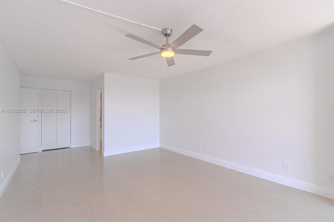 1000 Parkview Dr, Unit 301, Hallandale Beach, FL 33009 Photo