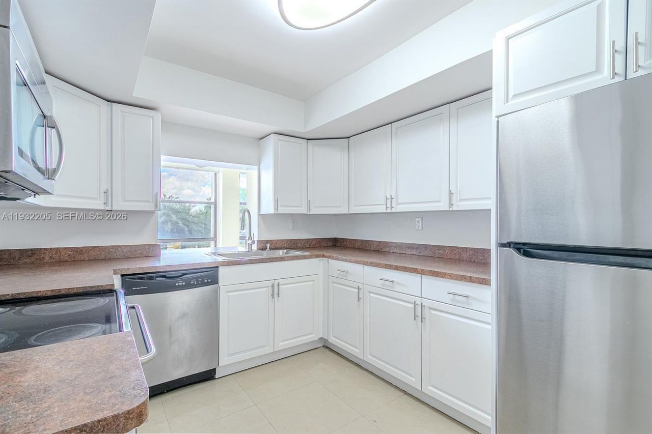 1000 Parkview Dr, Unit 301, Hallandale Beach, FL 33009 Photo