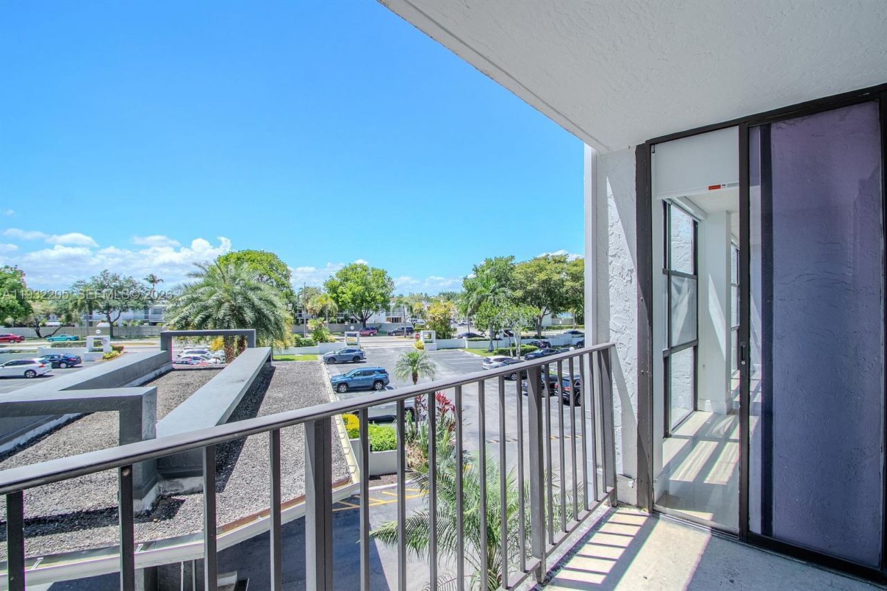 1000 Parkview Dr, Unit 301, Hallandale Beach, FL 33009 Photo