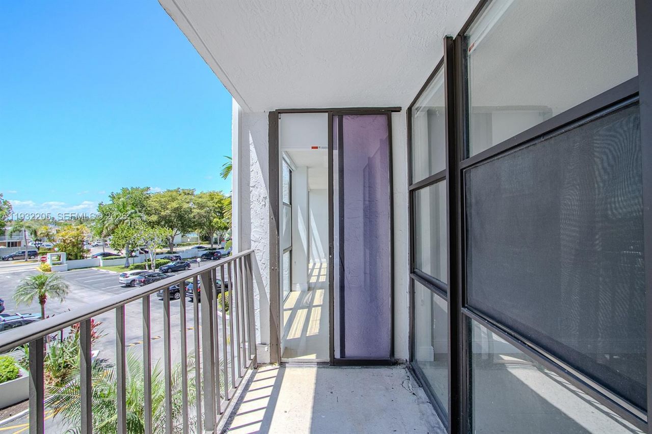 1000 Parkview Dr, Unit 301, Hallandale Beach, FL 33009 Photo