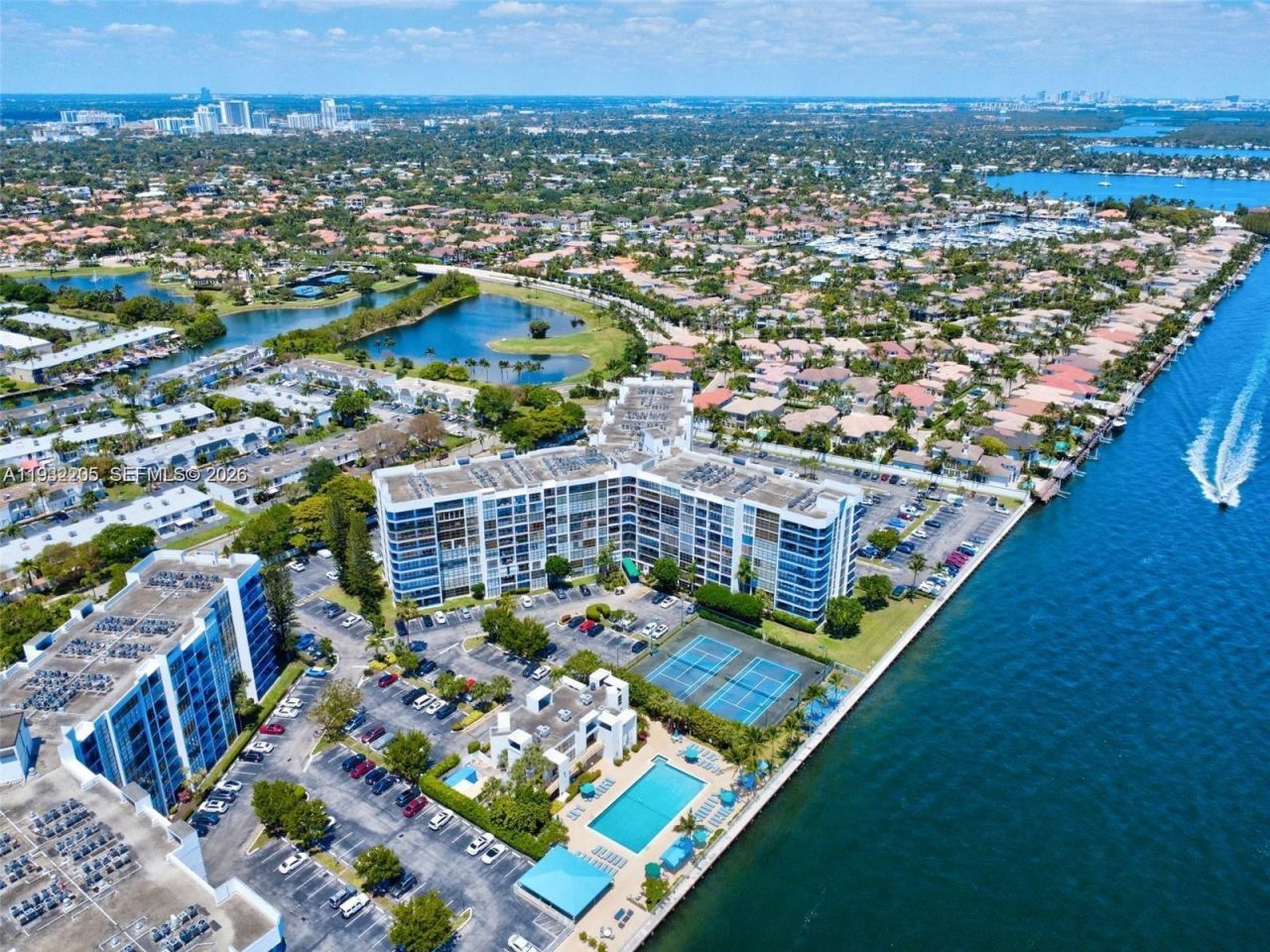1000 Parkview Dr, Unit 301, Hallandale Beach, FL 33009 Photo