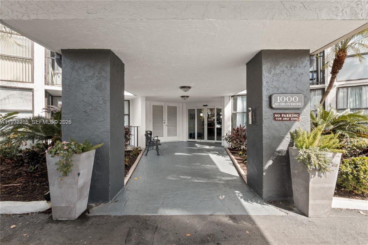 1000 Parkview Dr, Unit 301, Hallandale Beach, FL 33009 Photo