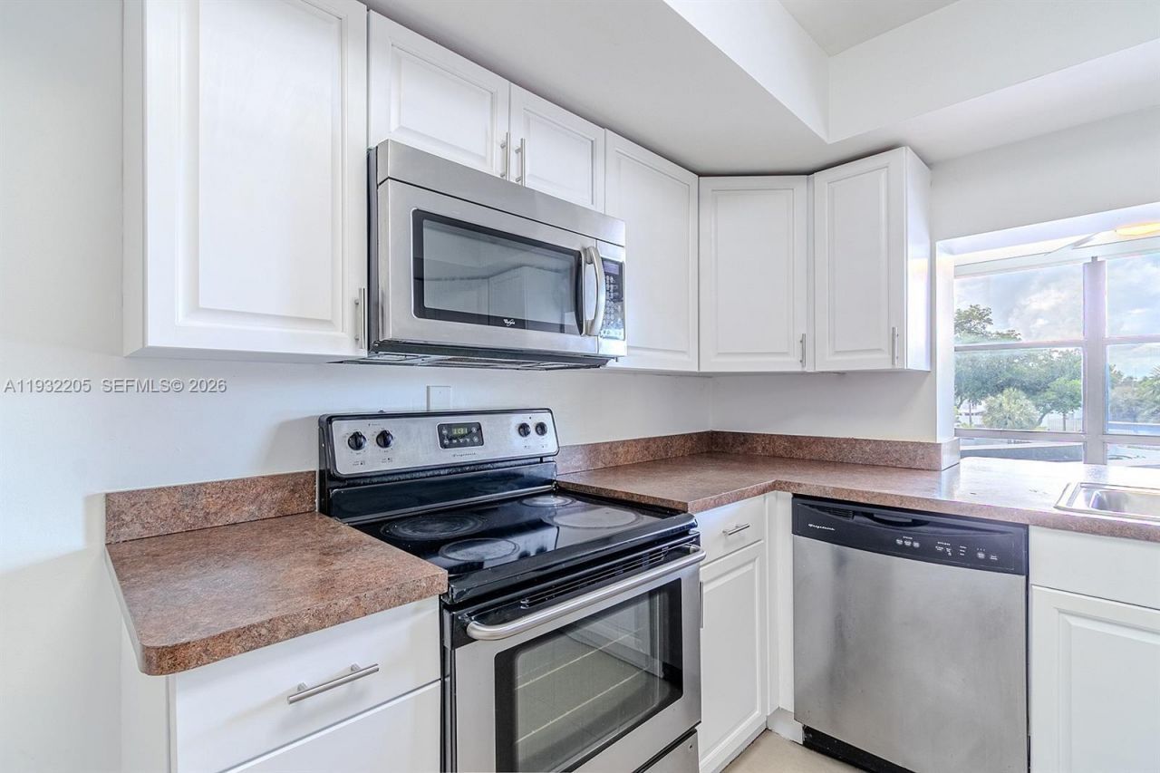 1000 Parkview Dr, Unit 301, Hallandale Beach, FL 33009 Photo