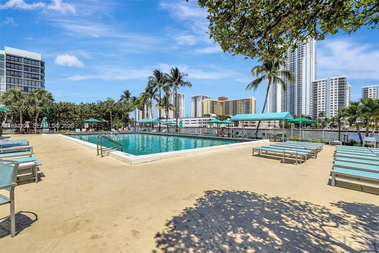 1000 Parkview Dr, Unit 301, Hallandale Beach, FL 33009 Photo