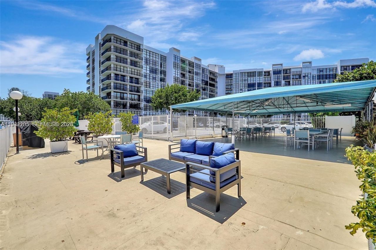 1000 Parkview Dr, Unit 301, Hallandale Beach, FL 33009 Photo