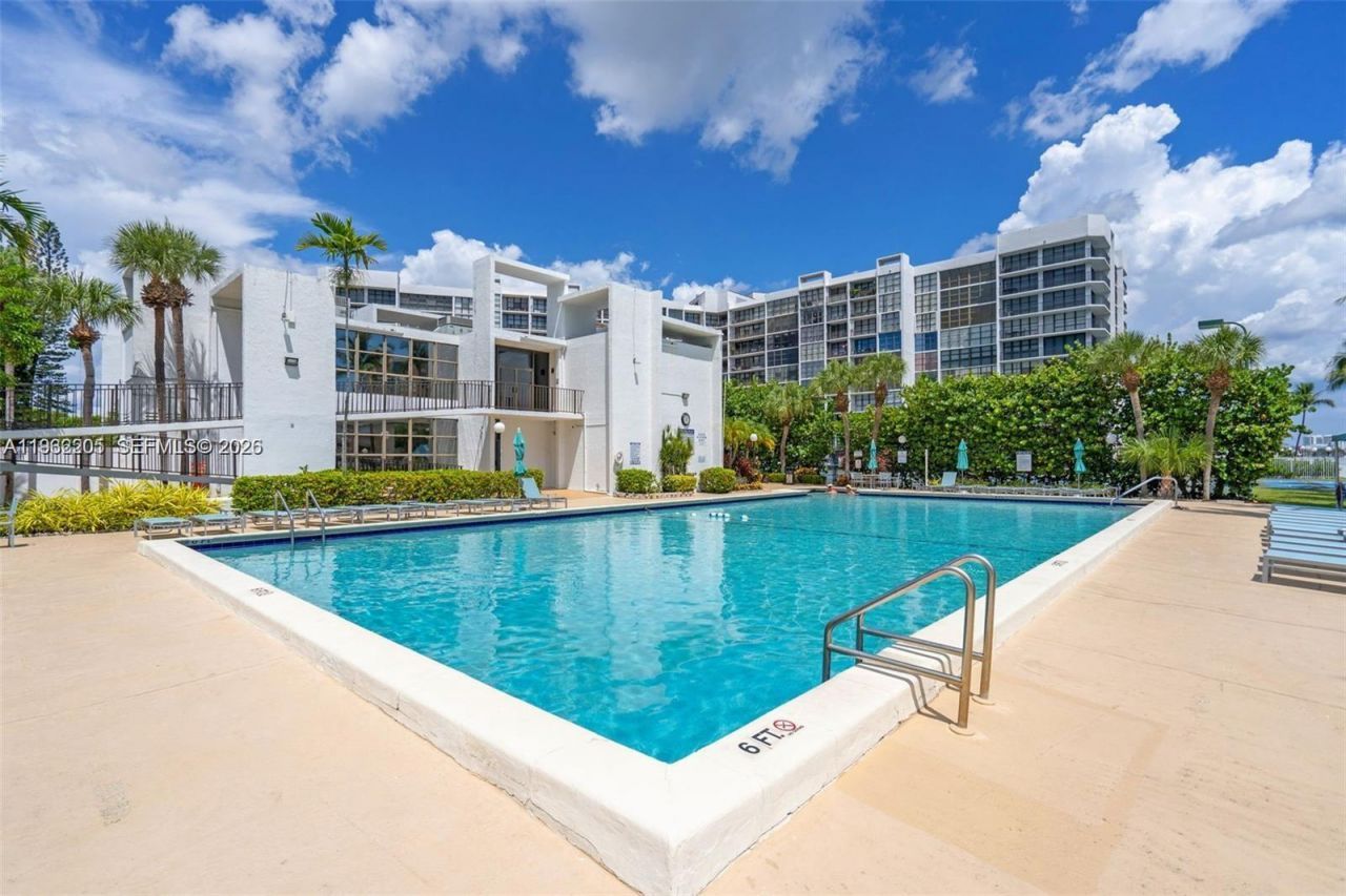 1000 Parkview Dr, Unit 301, Hallandale Beach, FL 33009 Photo