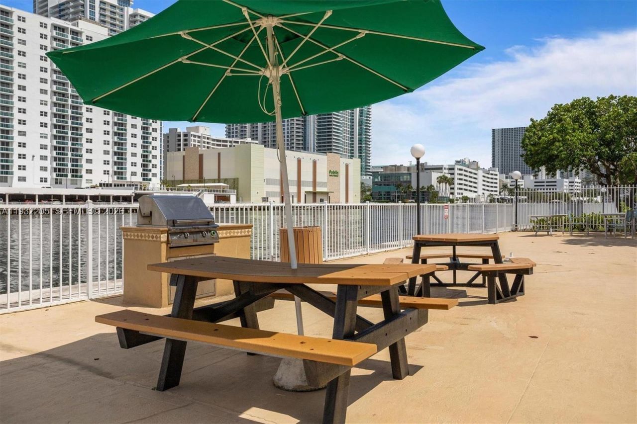 1000 Parkview Dr, Unit 301, Hallandale Beach, FL 33009 Photo