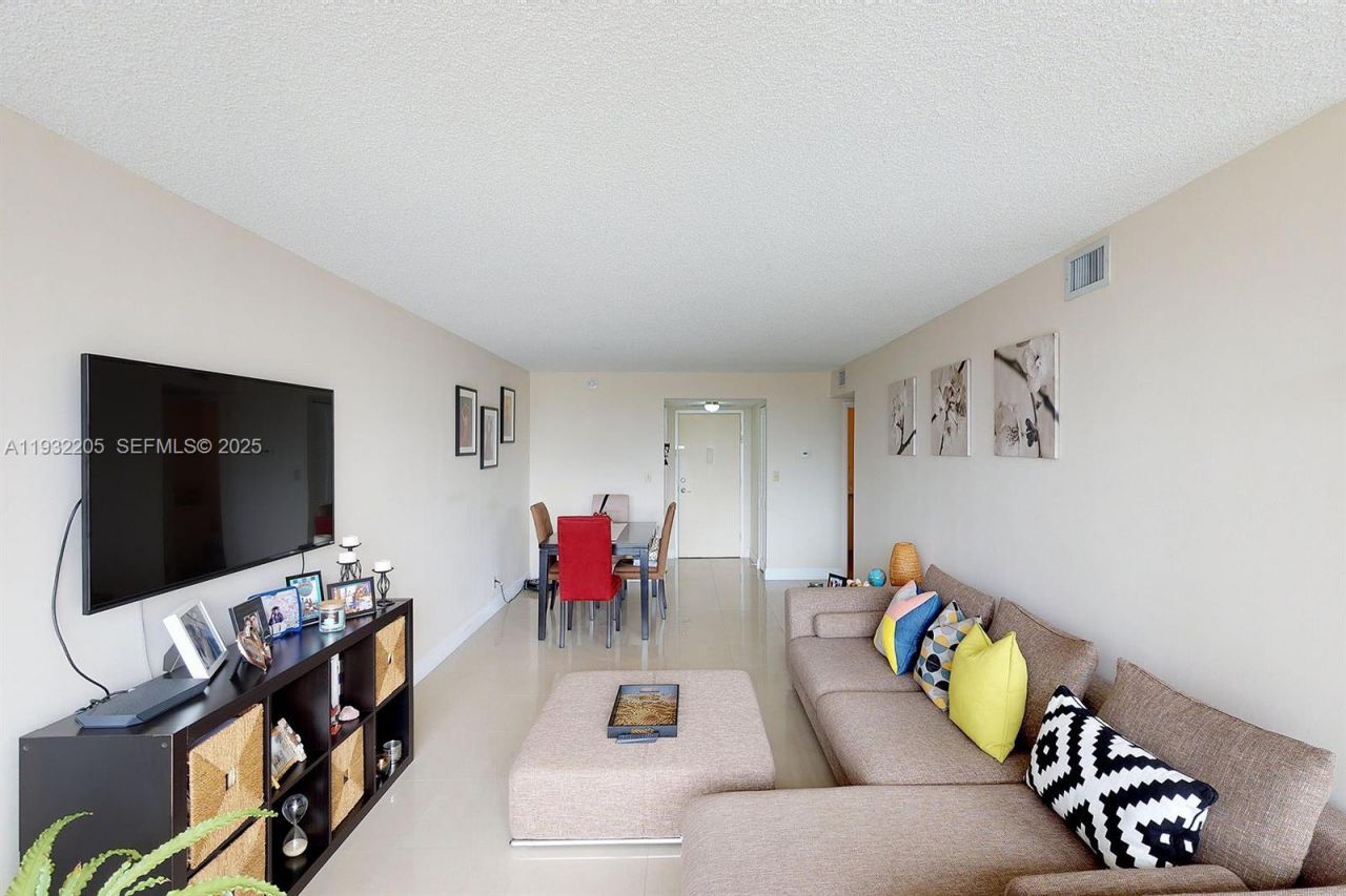 1000 Parkview Dr, Unit 301, Hallandale Beach, FL 33009 Photo