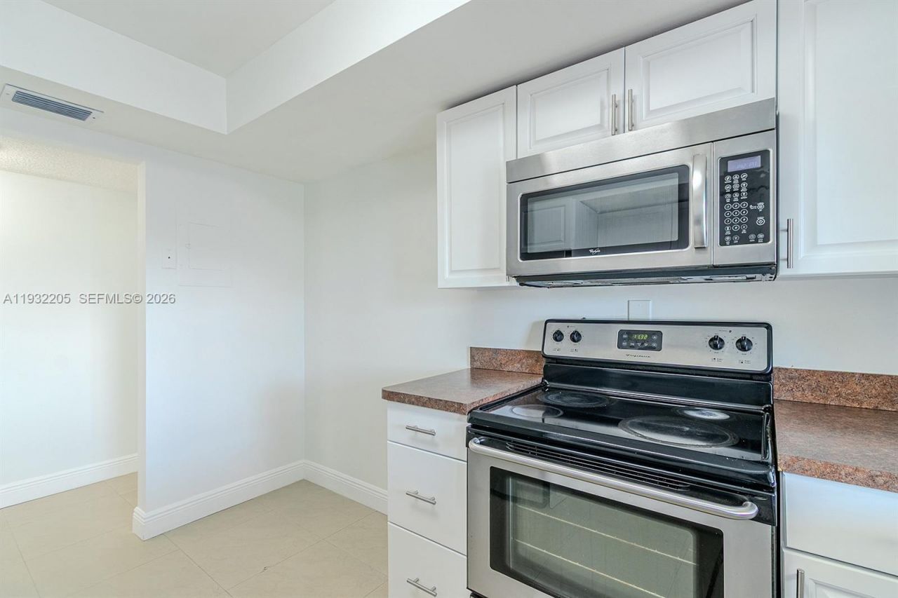 1000 Parkview Dr, Unit 301, Hallandale Beach, FL 33009 Photo