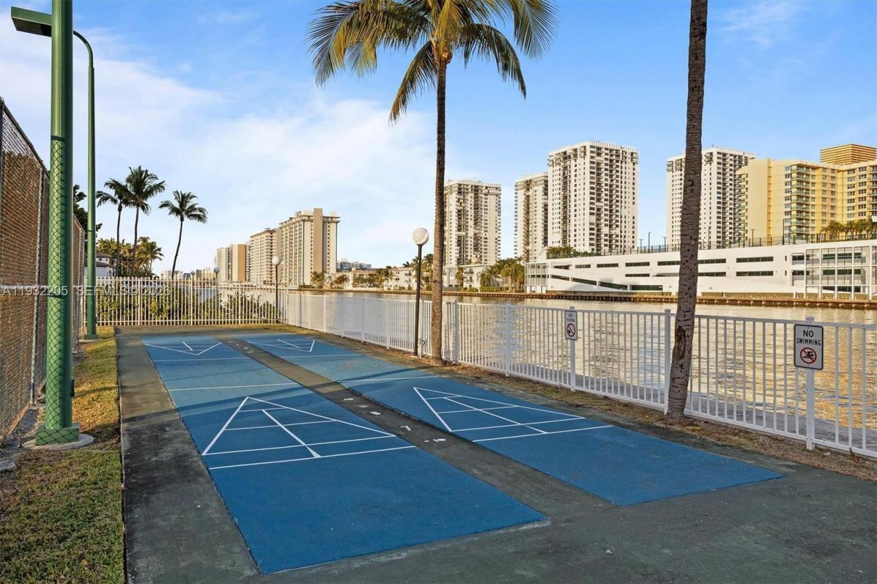 1000 Parkview Dr, Unit 301, Hallandale Beach, FL 33009 Photo