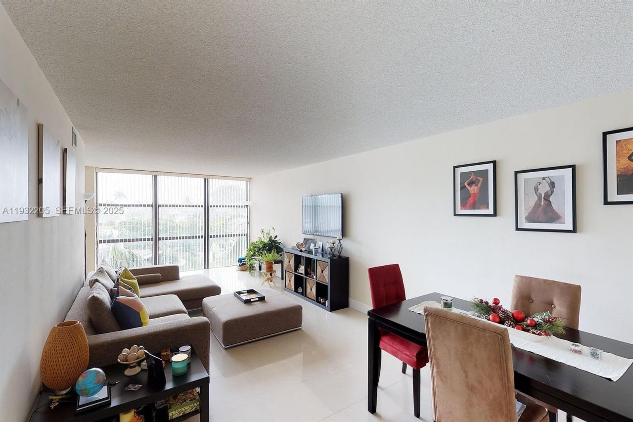 1000 Parkview Dr, Unit 301, Hallandale Beach, FL 33009 Photo