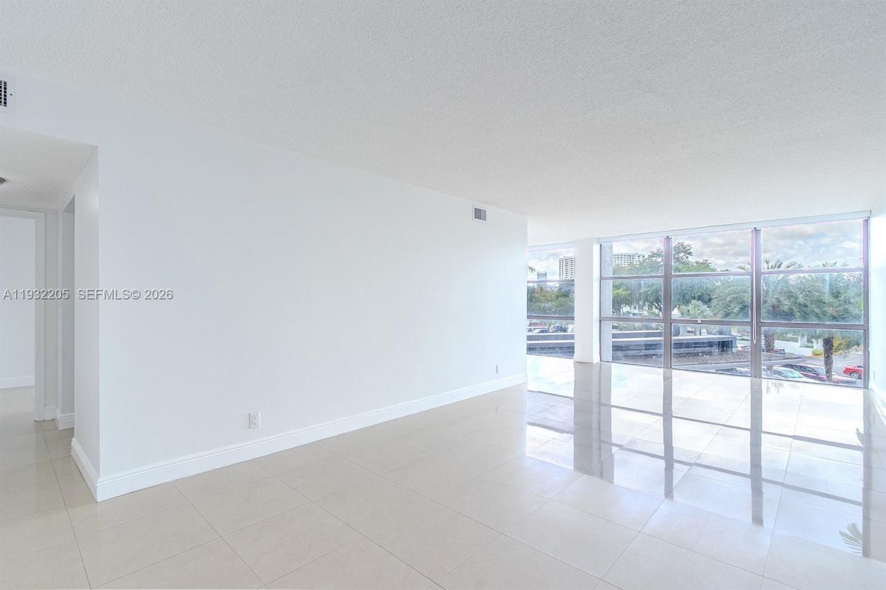 1000 Parkview Dr, Unit 301, Hallandale Beach, FL 33009 Photo